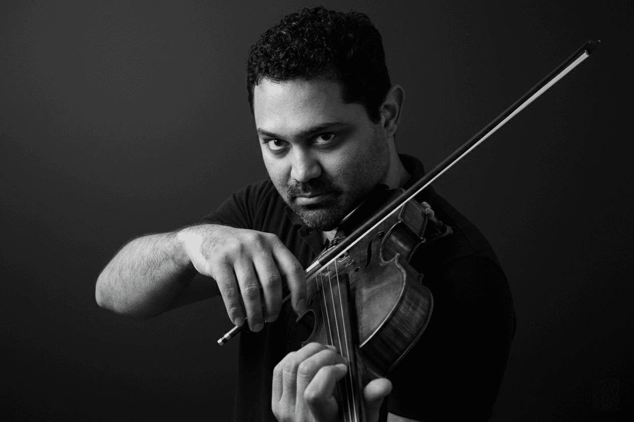Roberto Rubio tocando violín